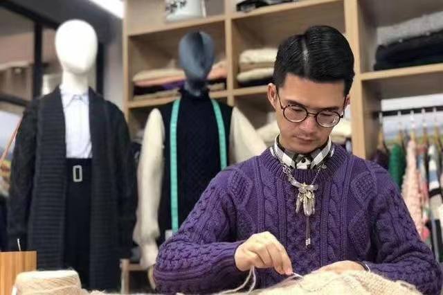 80后广东小伙，回村织毛衣，年入500万，一件毛衣卖8990元，凭啥