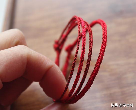 女孩脚踝上系红绳铜钱是什么意思,有多少女孩脚踝系红绳