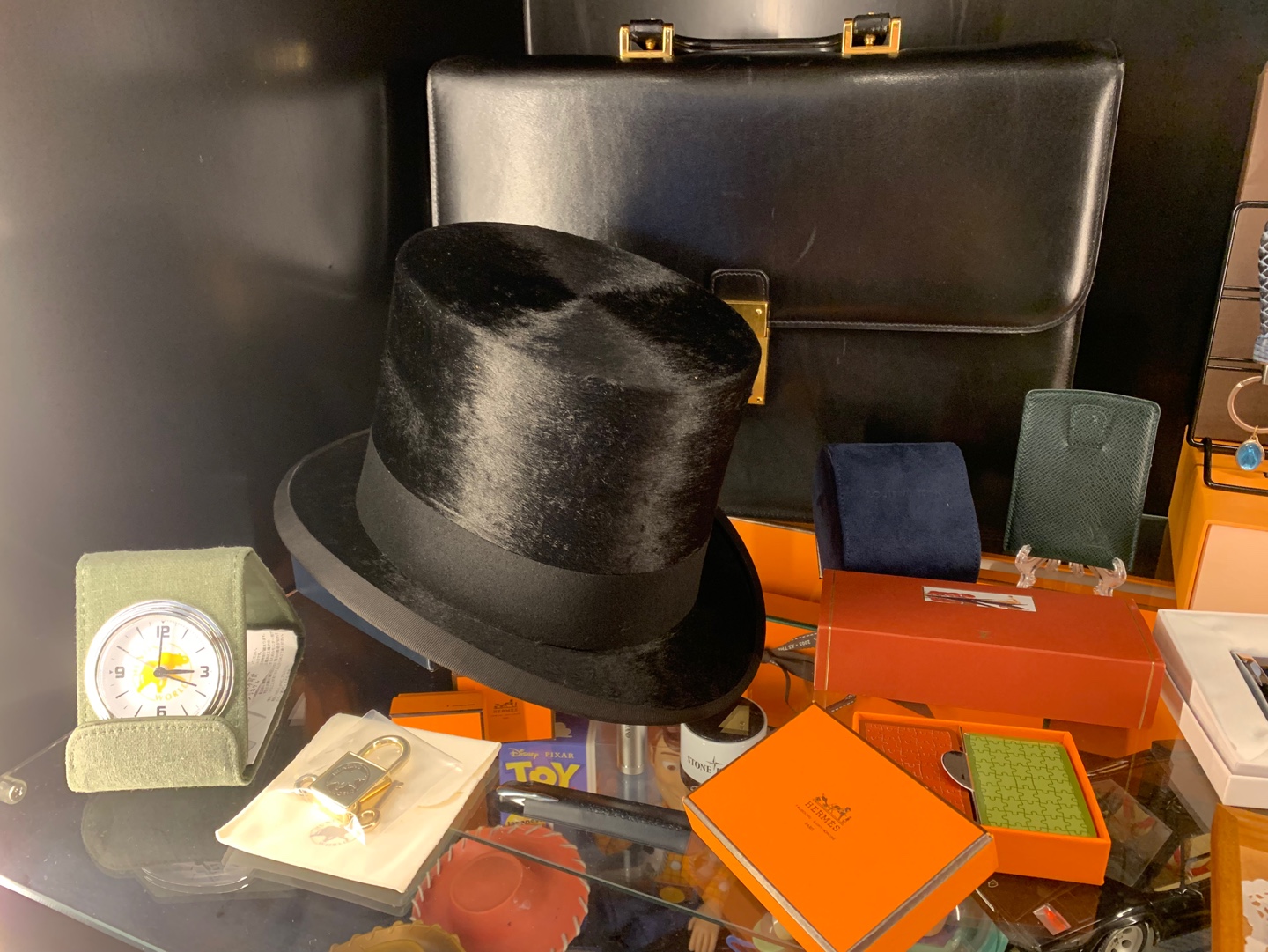 枝头上的孔雀幼鸟右侧双门