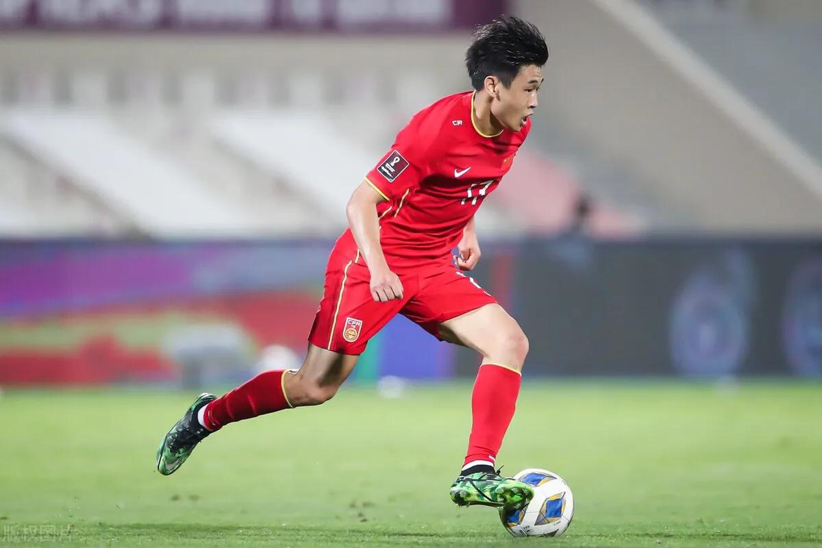 国足1比1平沙特！3功臣背后一水货，拖戴伟浚后腿，李霄鹏信错人