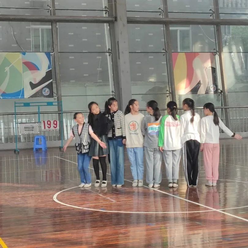 江苏常熟市商城小学舞蹈《成长在祖国的怀抱里》荣获三等奖