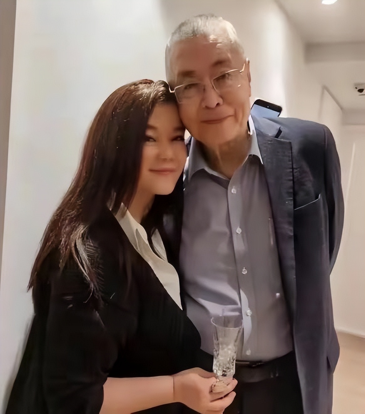 钢琴家刘诗昆：78岁娶女徒弟，81岁升级当爸爸，一家三口其乐融融