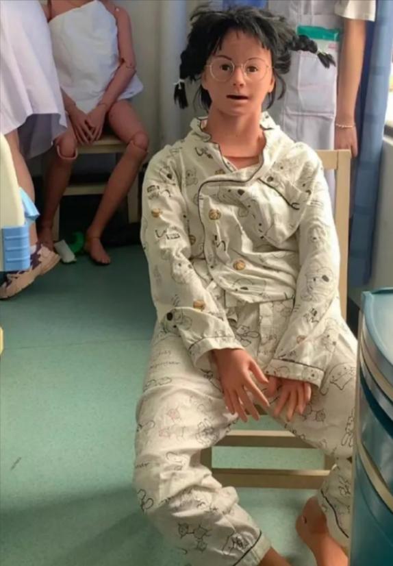 医学院“假人”火了,潦草中透着清澈的愚蠢,医学生:这是我本人