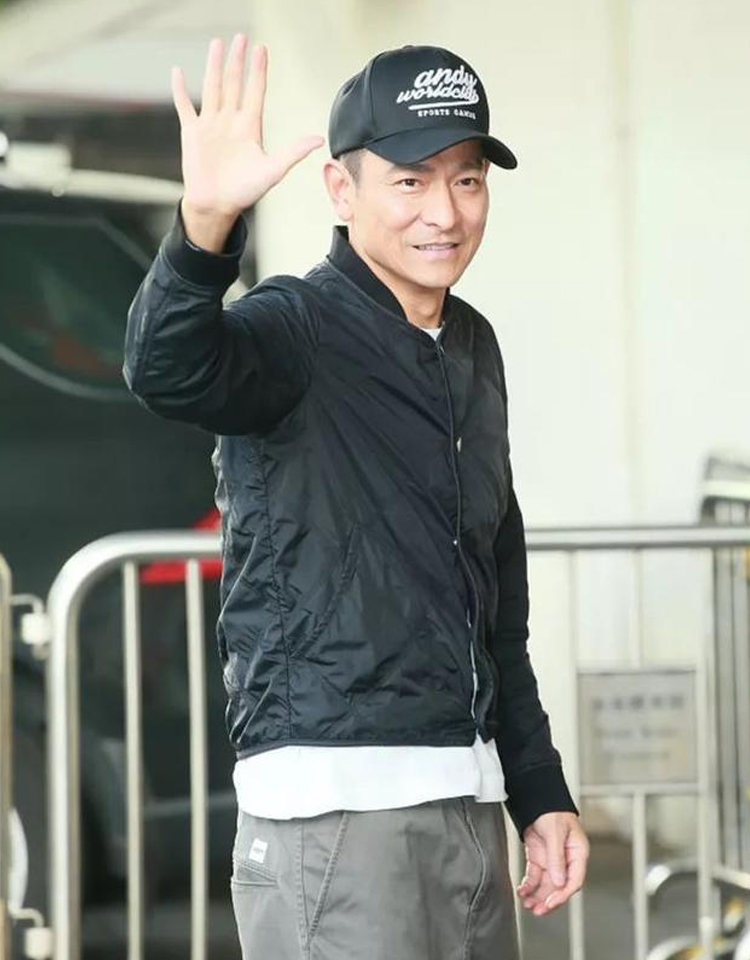 刘德华60岁生日西服配牛仔裤,刘德华年轻时穿牛仔裤白体恤