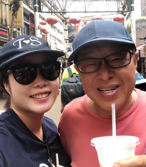 57岁富婆嫁给老公后生三胞胎,57岁富婆嫁小19岁老公生下三胞胎