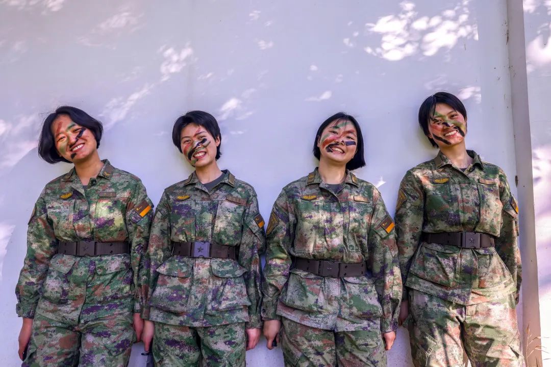 一组镜头，看看夏日军营的别样青春
