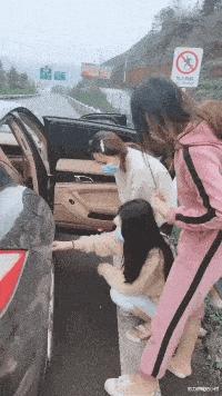 今天过来按脚，恰巧碰见了前女友，我该怎么化解尴尬呢？