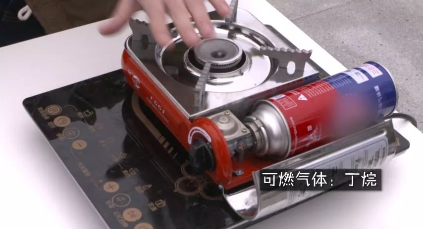 家中聚餐厨房突然爆炸,在吃饭时爆炸的尴尬瞬间