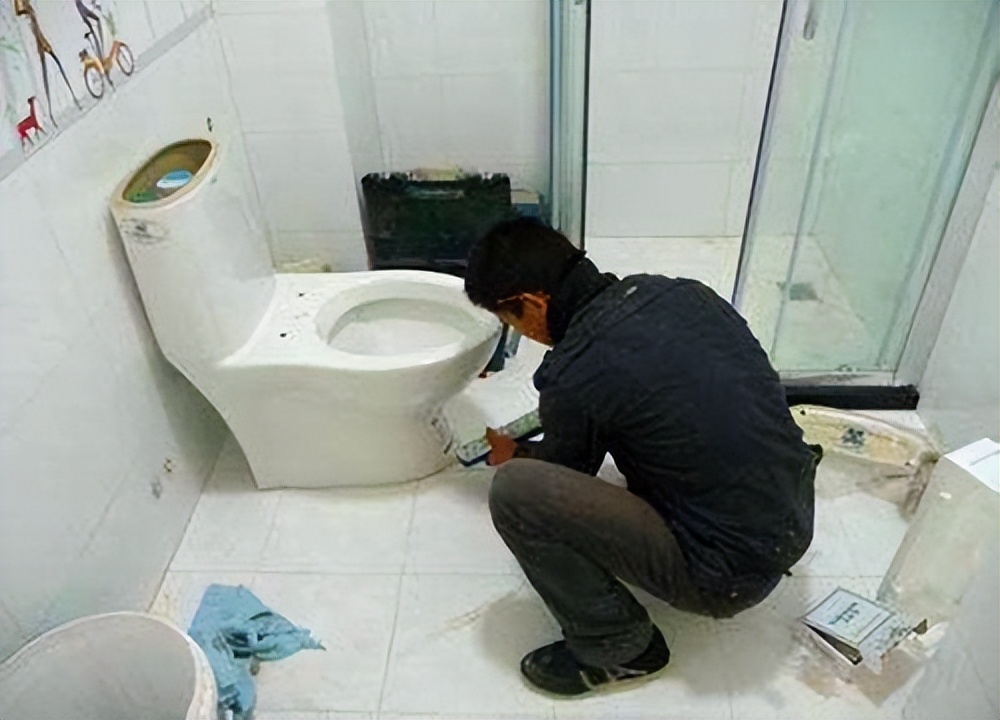 冲马桶时马桶与地面漏水怎么办,马桶底座漏水怎么维修费用高