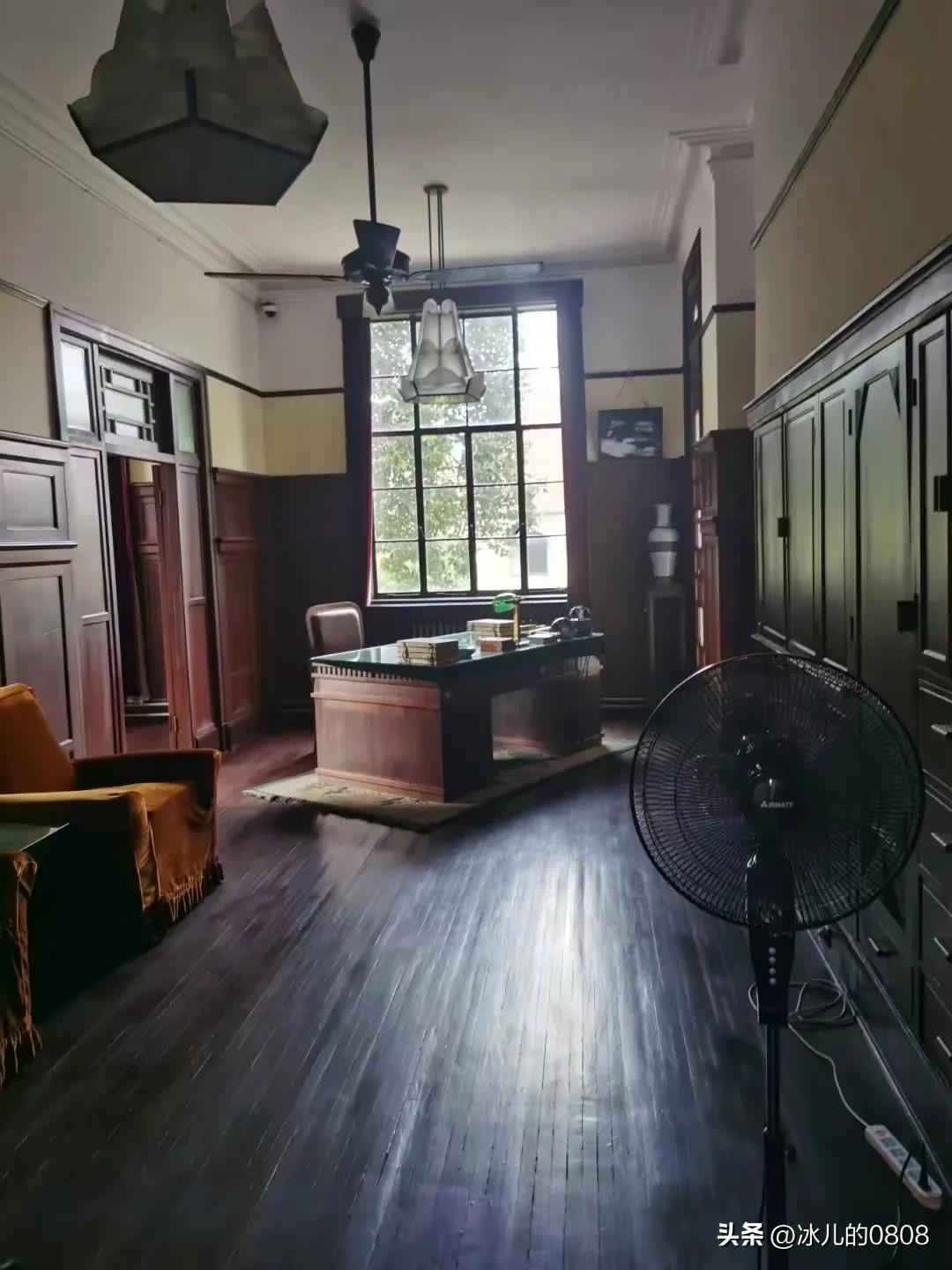 美国总统办公桌摆放,总统府办公桌为何摆放斜的