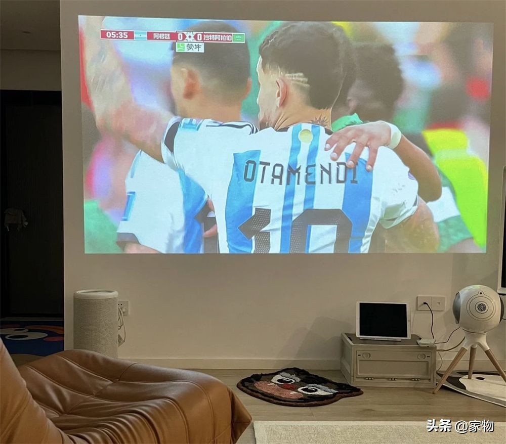 布置豪华客厅看世界杯,足球球迷怎么装饰自己的房间