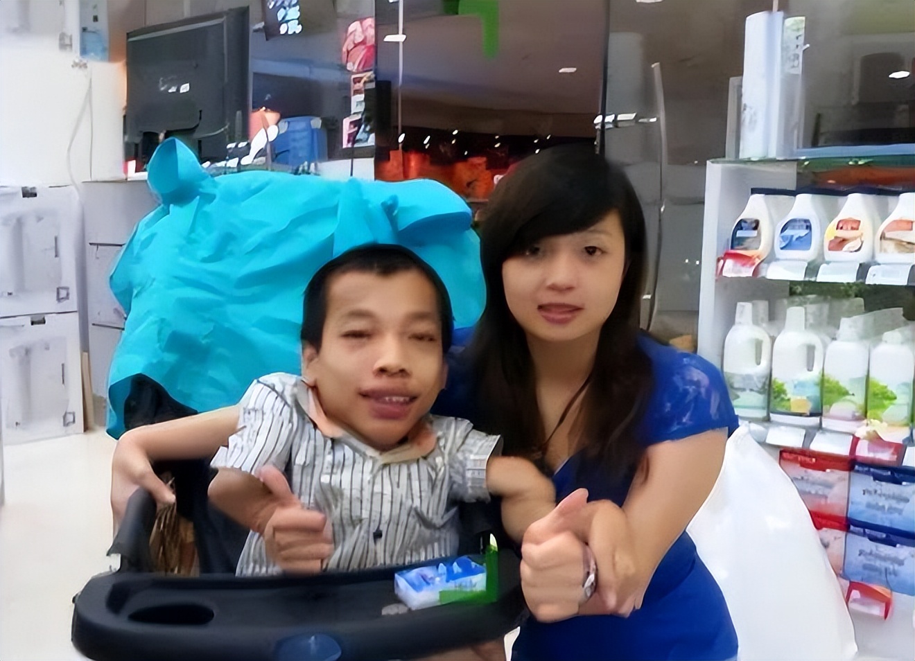 “袖珍总裁”身高90厘米，16岁创业资产高达3亿，娶美女秘书为妻