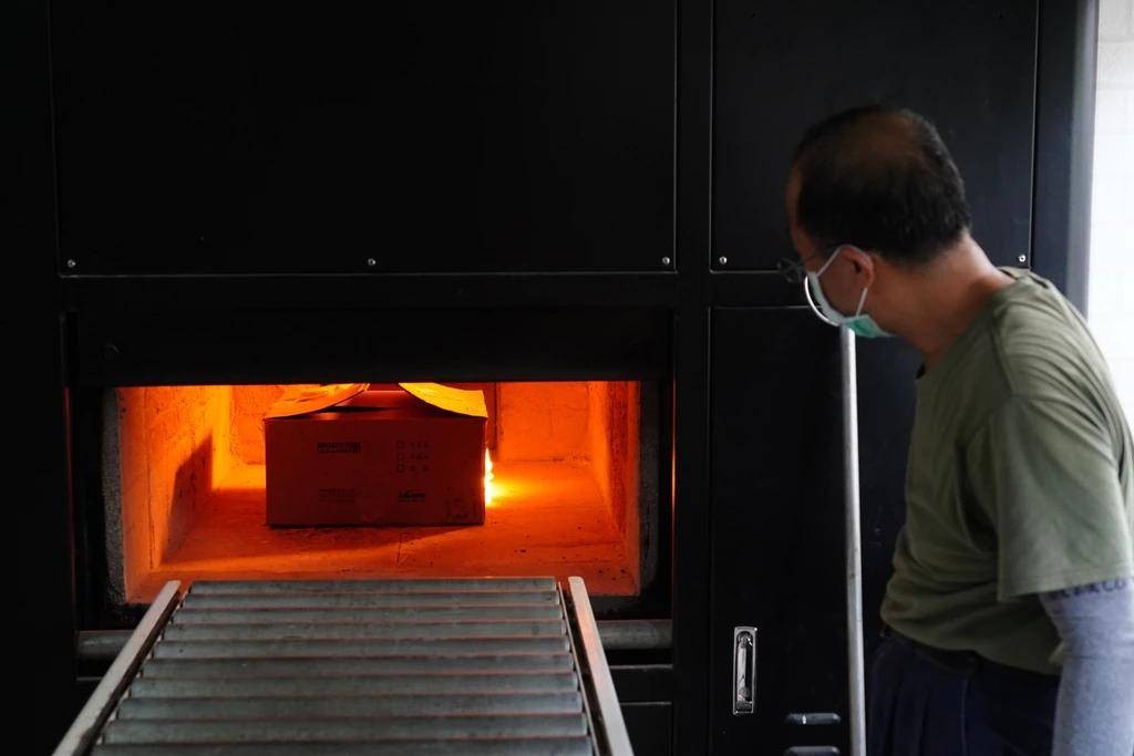 假死的人被推进火化炉还能自救吗,假死的人送进火化炉可以逃生吗