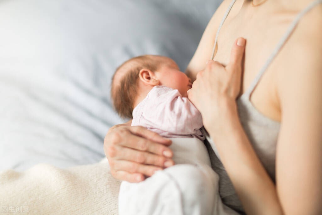 新生儿一天要吃几次母乳,新生儿一天到底吃几次奶粉