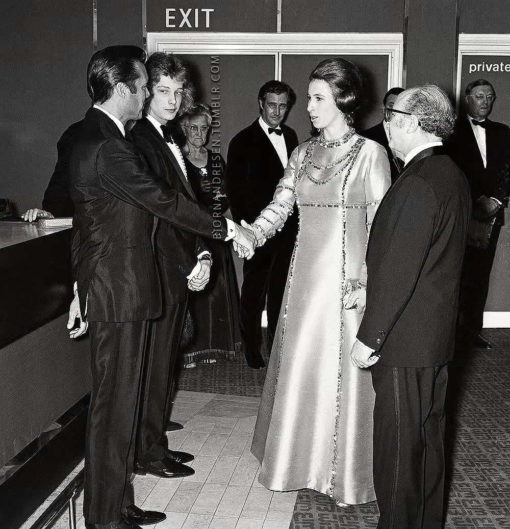 “世界第一美少年”，15岁被谣传死亡，美是原罪？今67岁白发飘飘