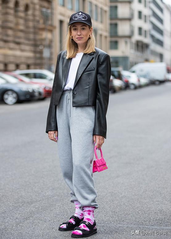 拖鞋和袜子一起穿着,拖鞋和袜子的颜色