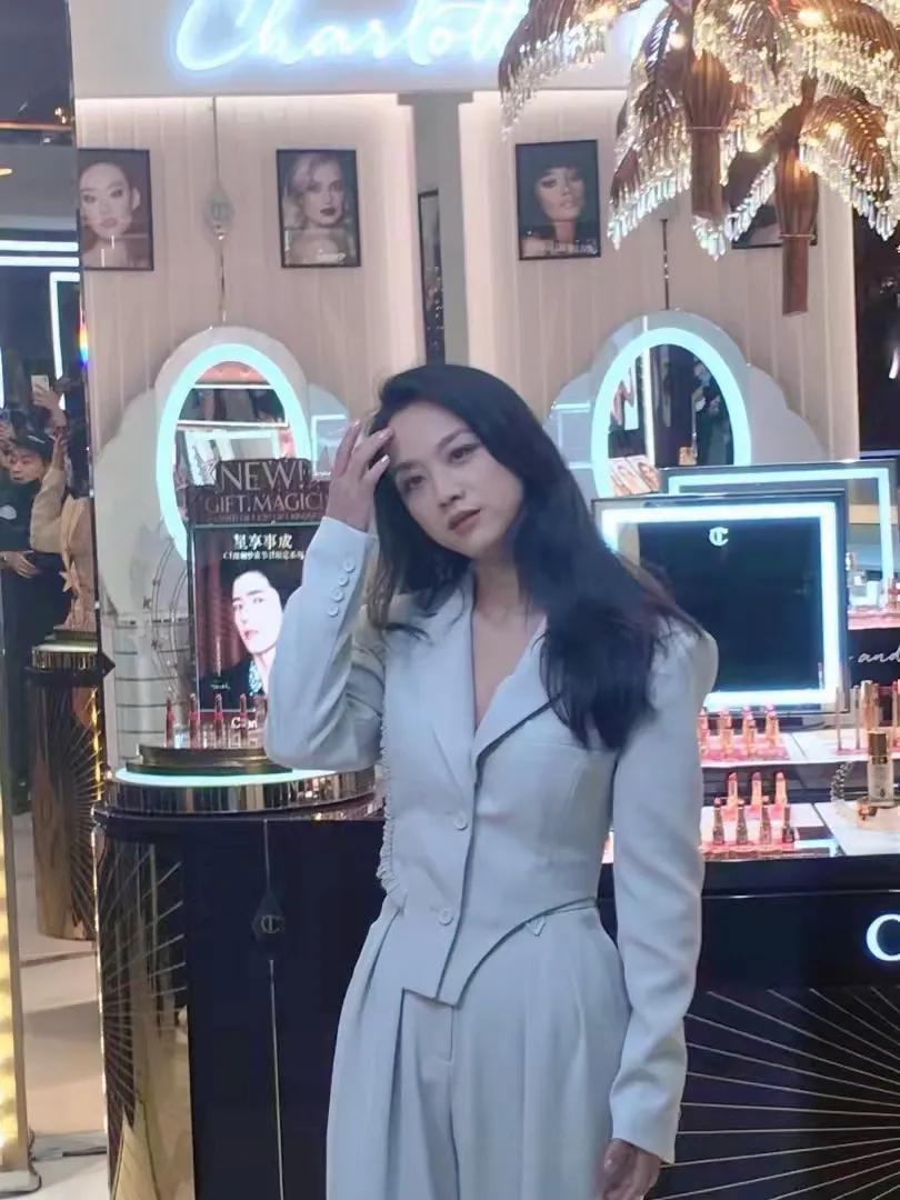 汤唯为父亲庆祝80岁生日,汤唯现身衣着宽松老公贴心帮撑伞