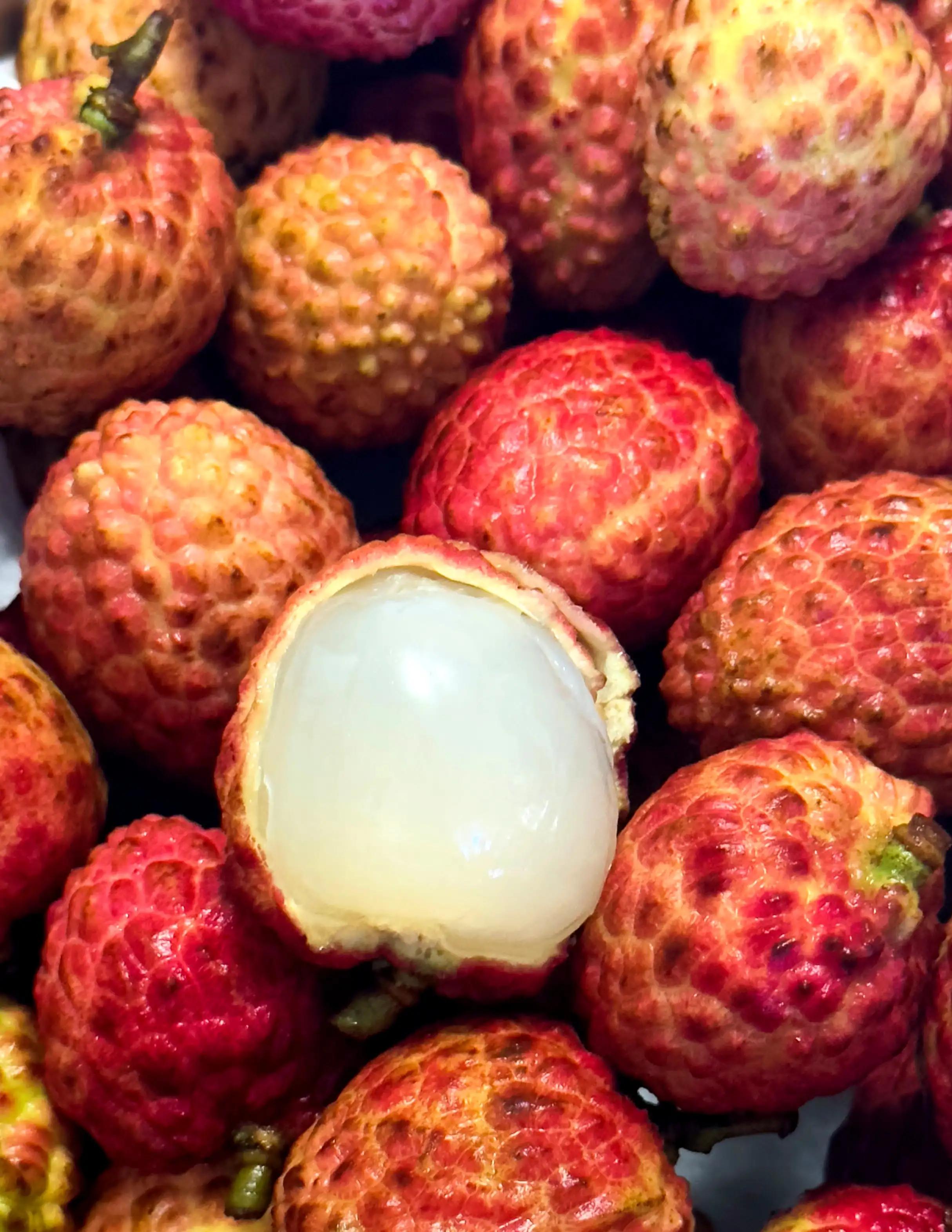 “水晶细嚼甜于蜜,满口生香玉露漙”,夏日里的荔枝又鲜又红又甜