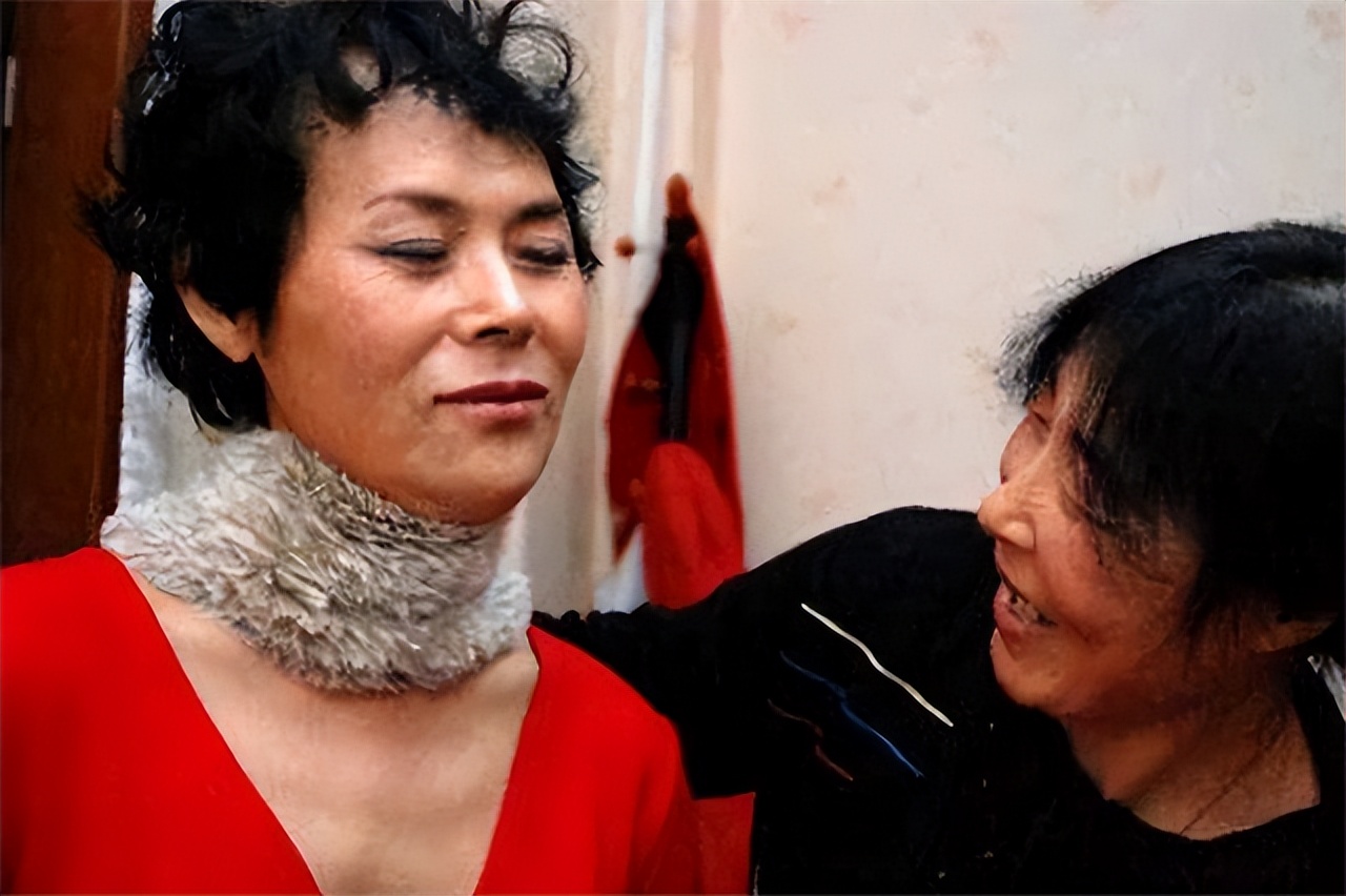 2006年，东北50岁大汉成功变性，与前妻姐妹相称，让女儿喊他姑姑