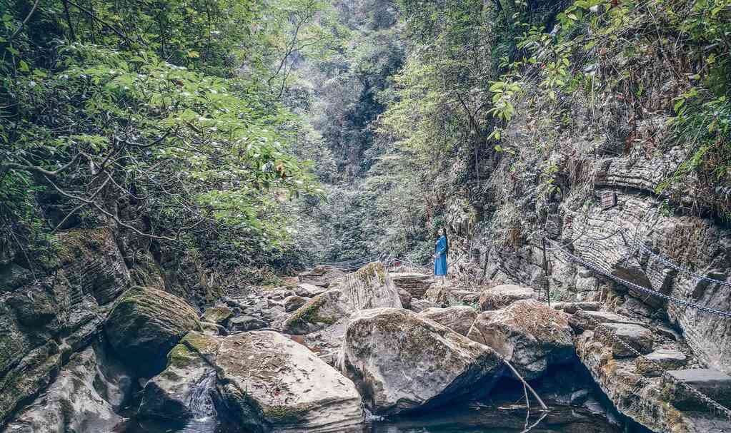 穿裙子自驾游,自驾游坐龙峡