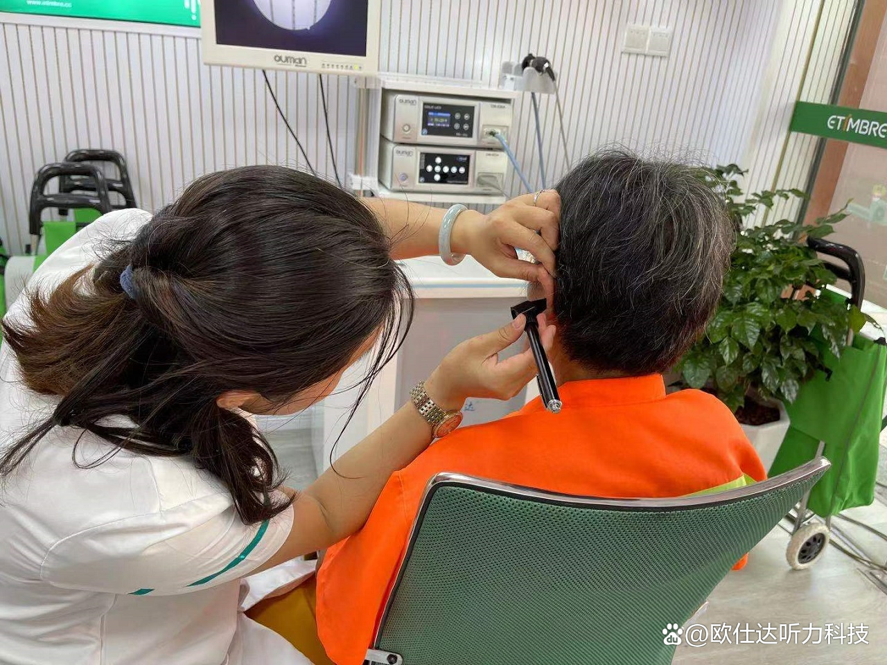 一侧耳朵全聋佩戴助听器有用吗,老年人耳聋耳背怎么佩戴助听器