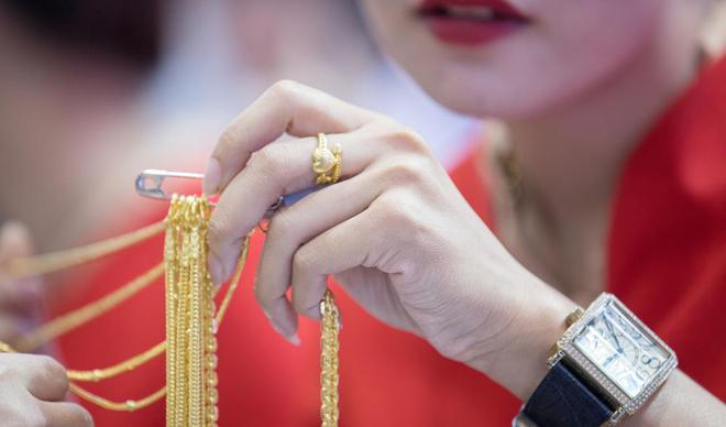 无论什么黄金，只需一根针，黄金真假马上现原形，非常实用