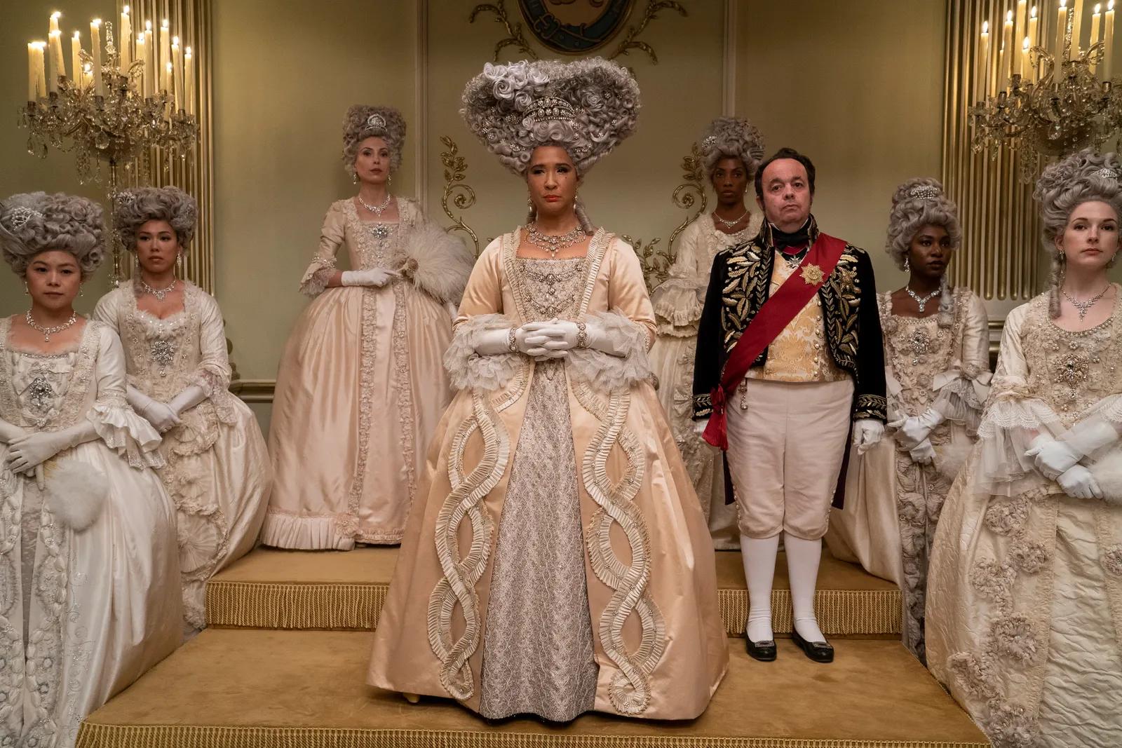 从《王冠》到《白莲花大饭店》，女主穿搭就是你23春夏时尚教科书