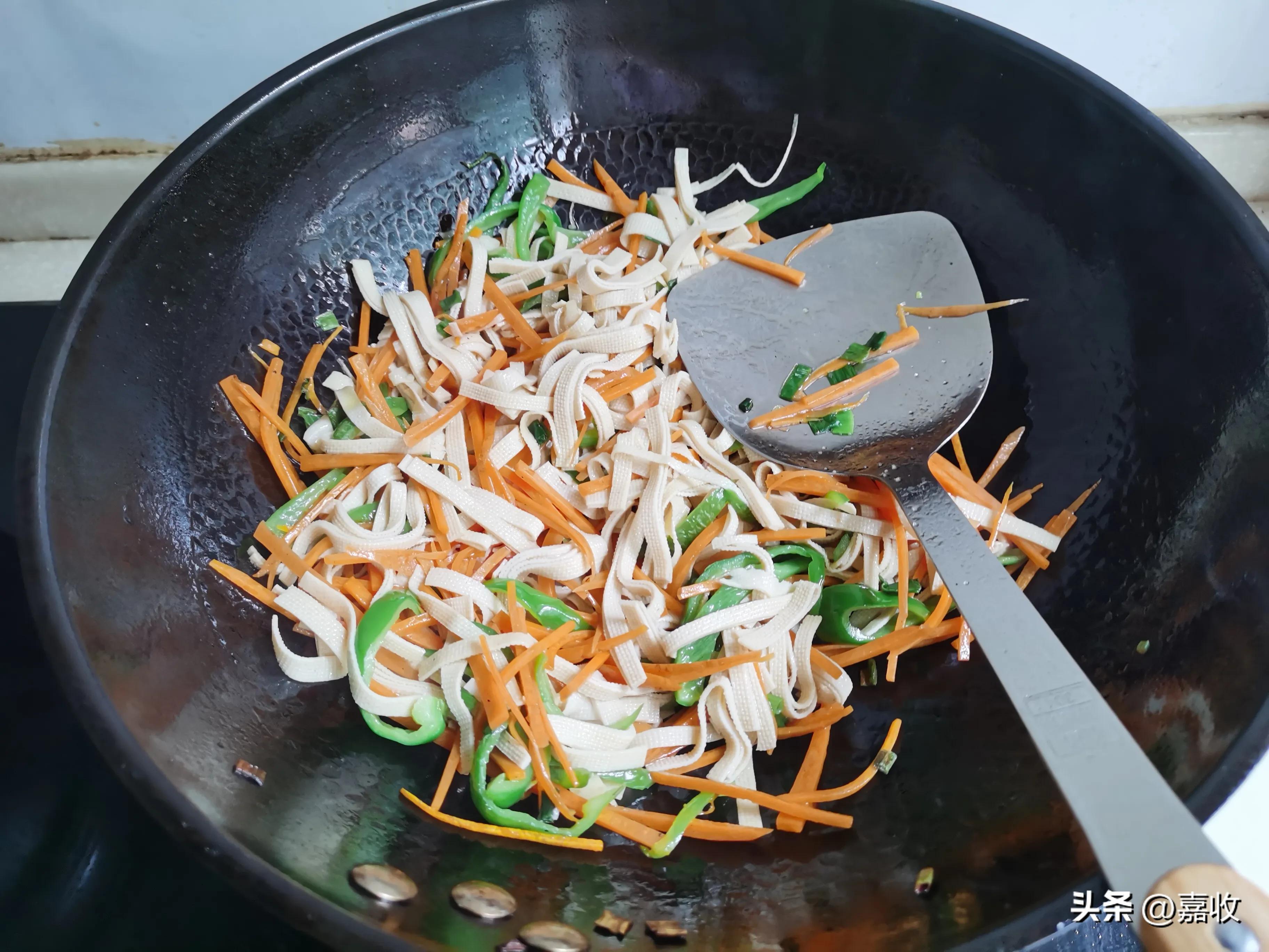 如何让辣的辣椒不辣,炒辣椒太辣要加点什么东西就不辣