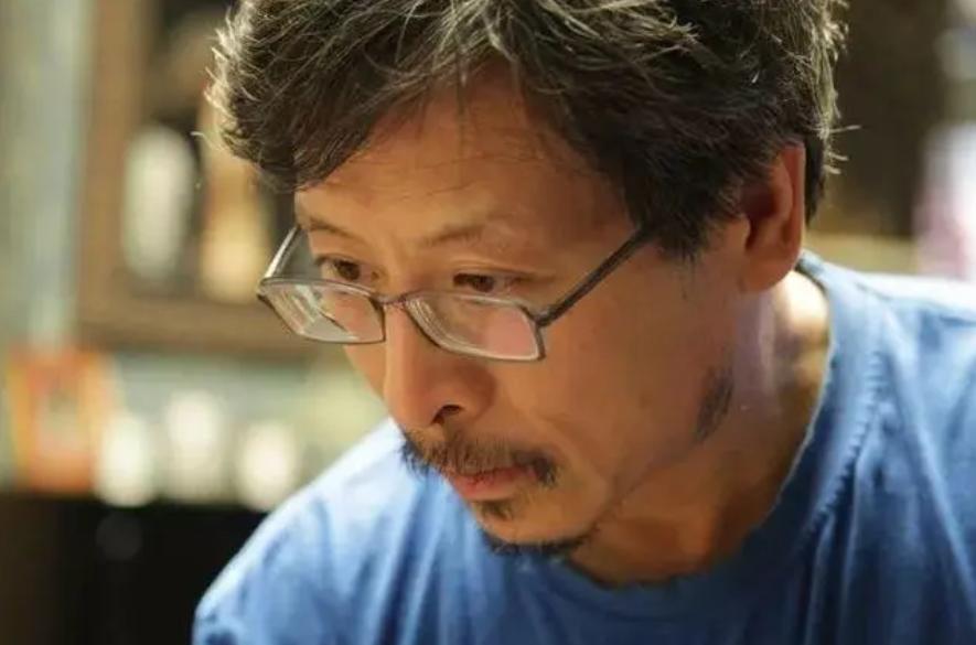 冷军画2个破旧发动机，横着放卖198万，竖着放卖了1897万，值吗？