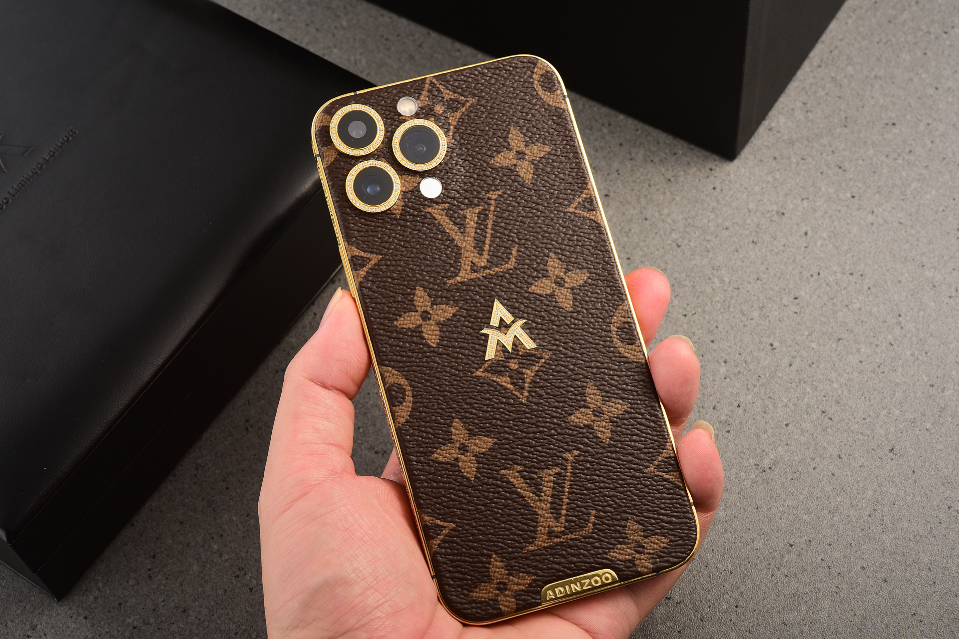 女神节快到了,给女神送一台LV定制的iPhone,如何?