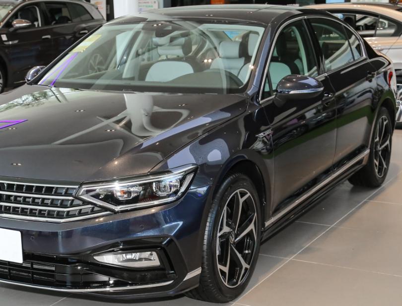 大众迈腾促销中享8万元现车报价,新款大众迈腾最低报价