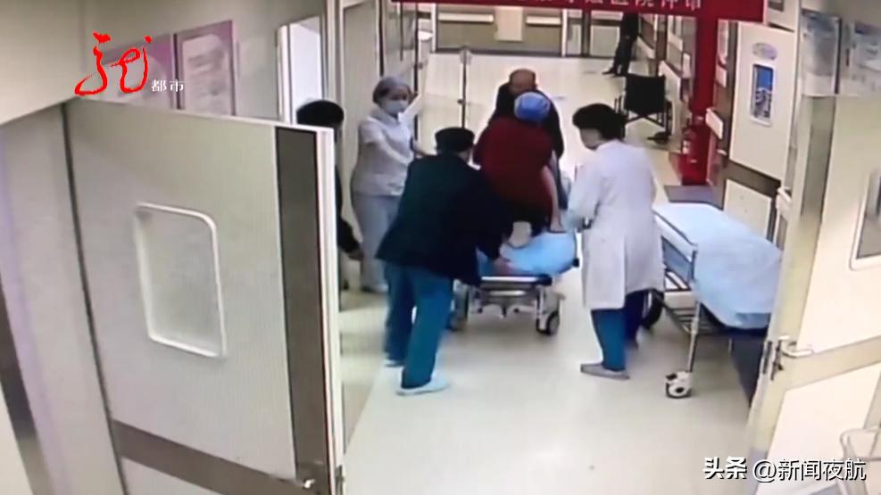 她一个举动完美救场,她的一个举动救了全车的人