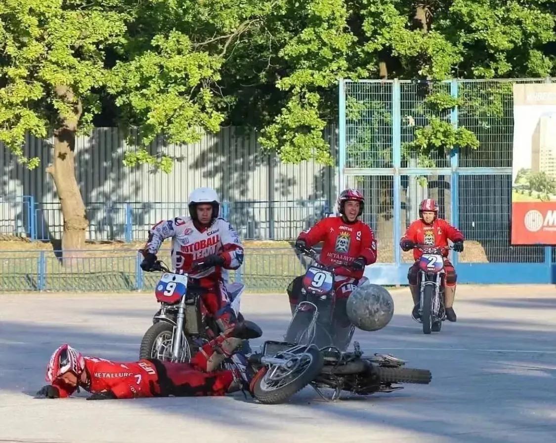 摩托车踢足球,你见过踢足球的女生吗