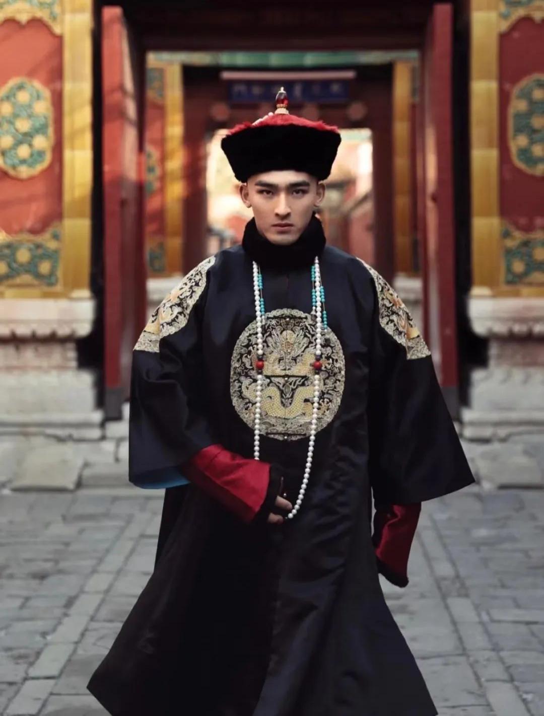 “黄色网站”上的女生，都是怎么被*拍偷**的？