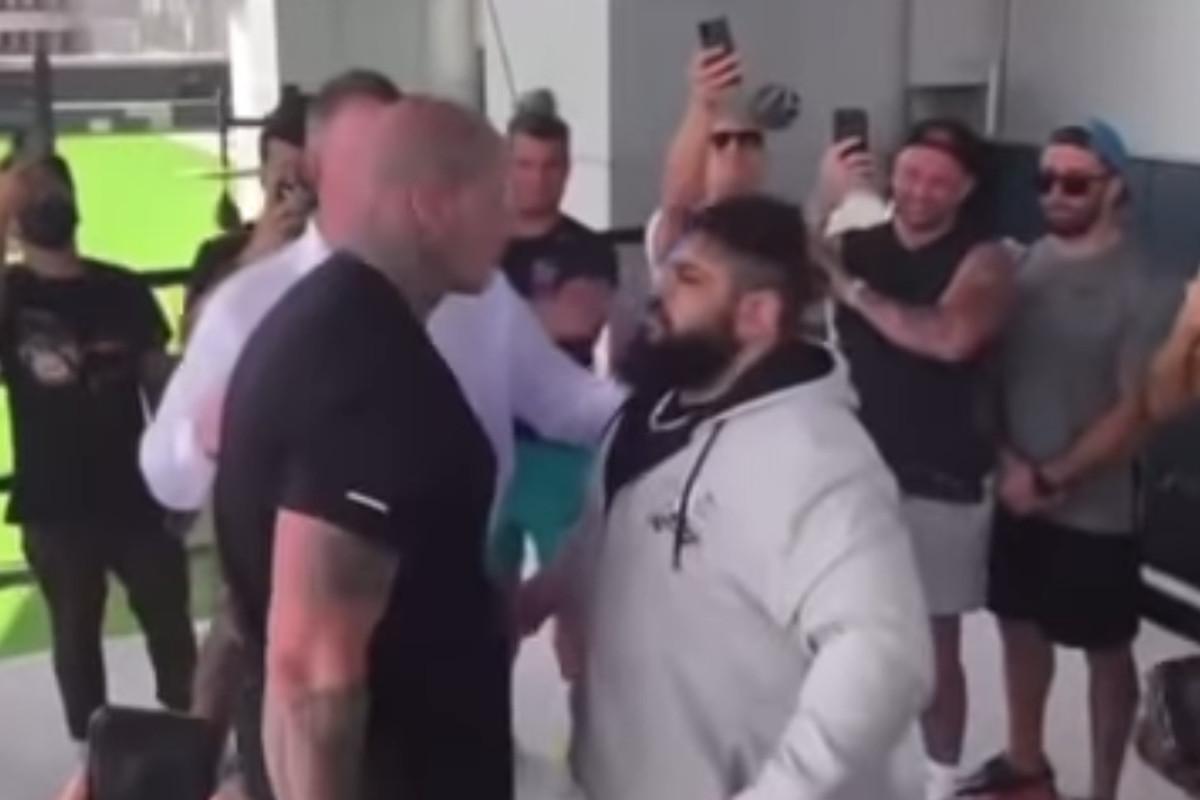 伊朗绿巨人,伊朗绿巨人wwe比赛视频