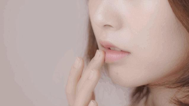 提亮唇部补水润唇膏,dhc保湿润唇膏