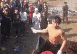 女孩子看起来外表美丽，其实裤袜已经掉到大腿根了！哈哈哈