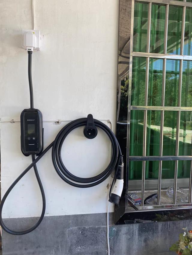 哪吒v慢充需要充电桩么,哪吒v便携式充电枪是多少瓦