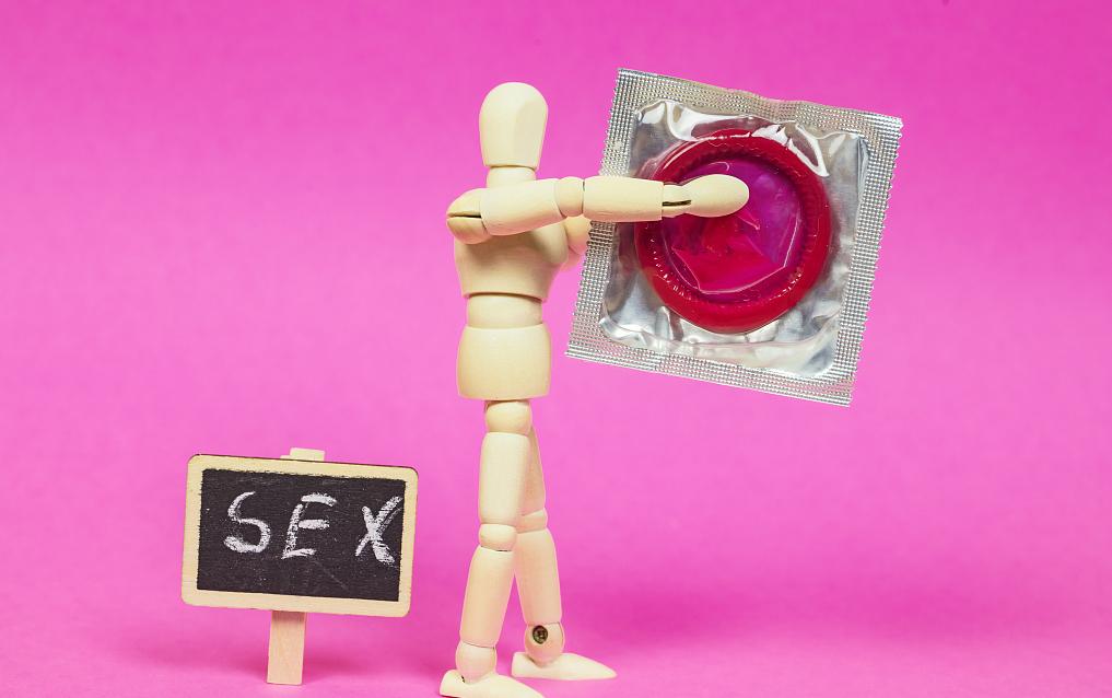 避孕套戴上就能用了吗？提醒：这4个错误做法，不少男性都不知道