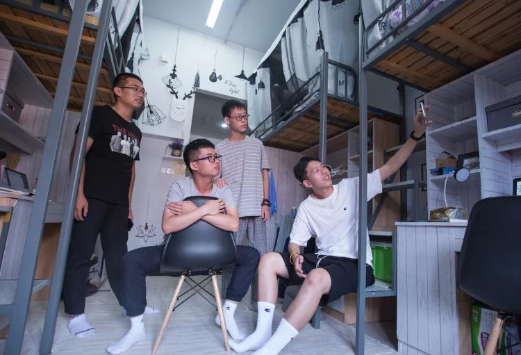 “留学生咋不是这条件”，清华研究生晒宿舍，宿舍环境引发口水战