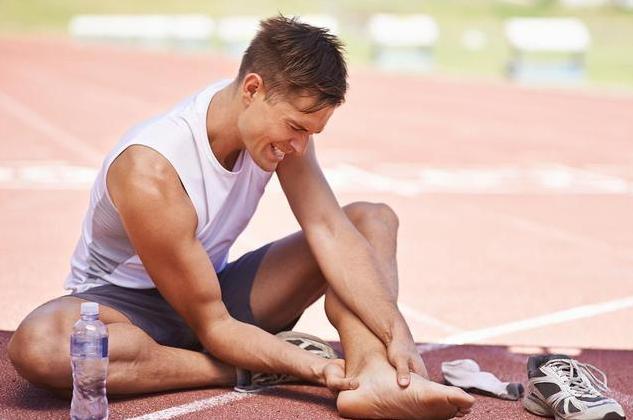 脚趾甲往肉里长又疼又痒教你一招,脚趾甲总往肉里扎该怎么办