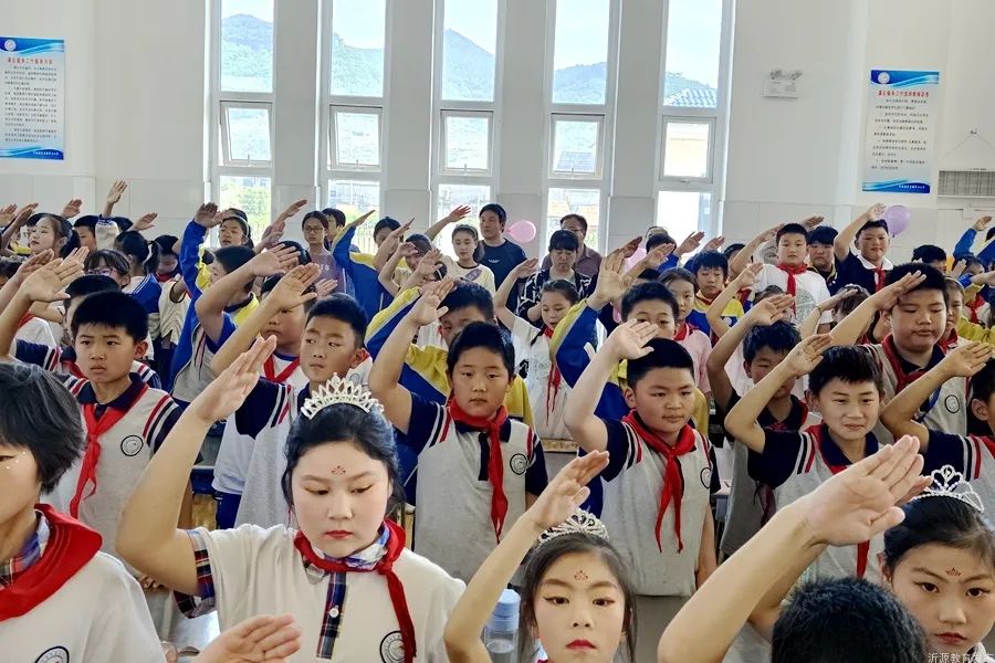 六一儿童节花儿与少年,六一儿童节花儿向阳开