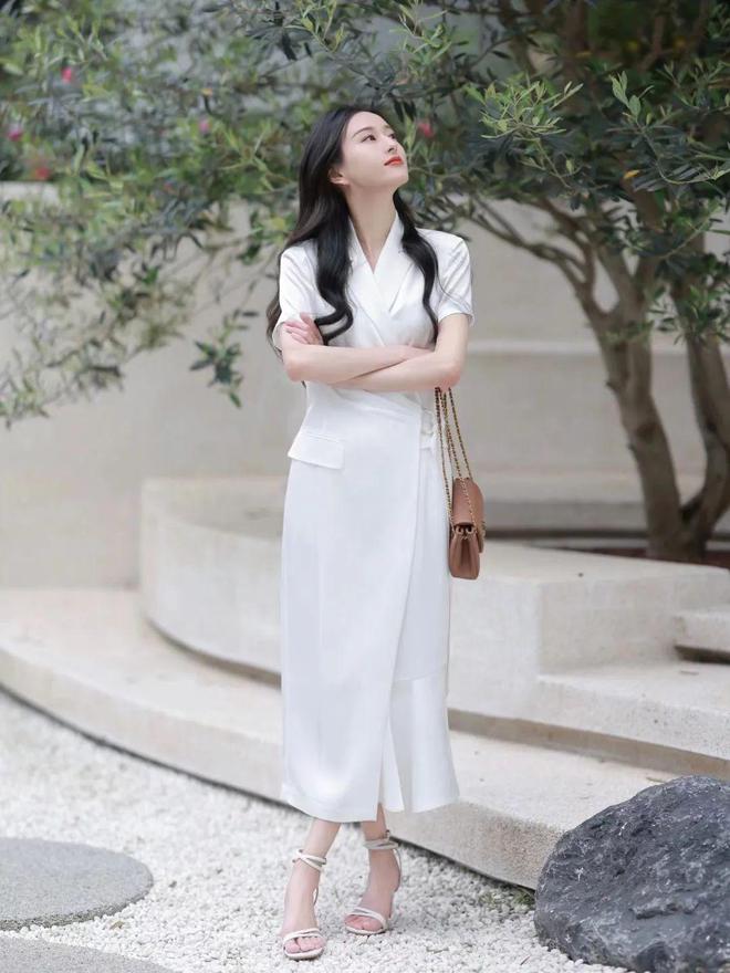 中年女性怎么穿的减龄又有职业感,中年女人减龄的穿搭