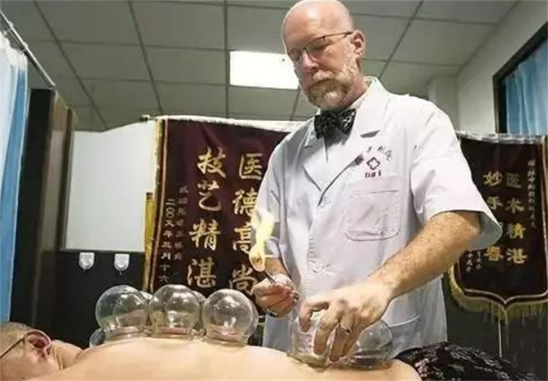 张亭栋：独创*霜砒**治疗法，让人匪夷所思，他却让世界感受中医魅力