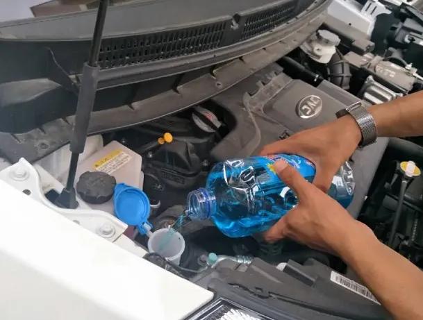 汽车玻璃水加在哪个位置,汽车玻璃水可以混合加吗