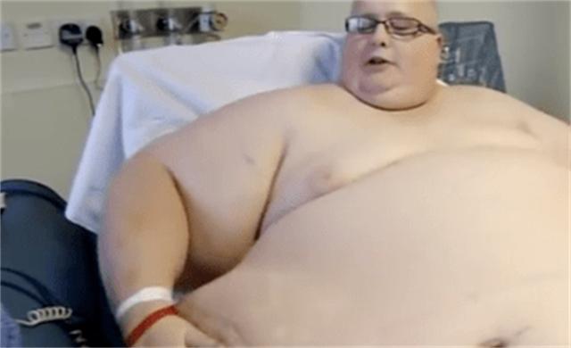 英国男子身高185体重只有120斤,英国男人体重600斤