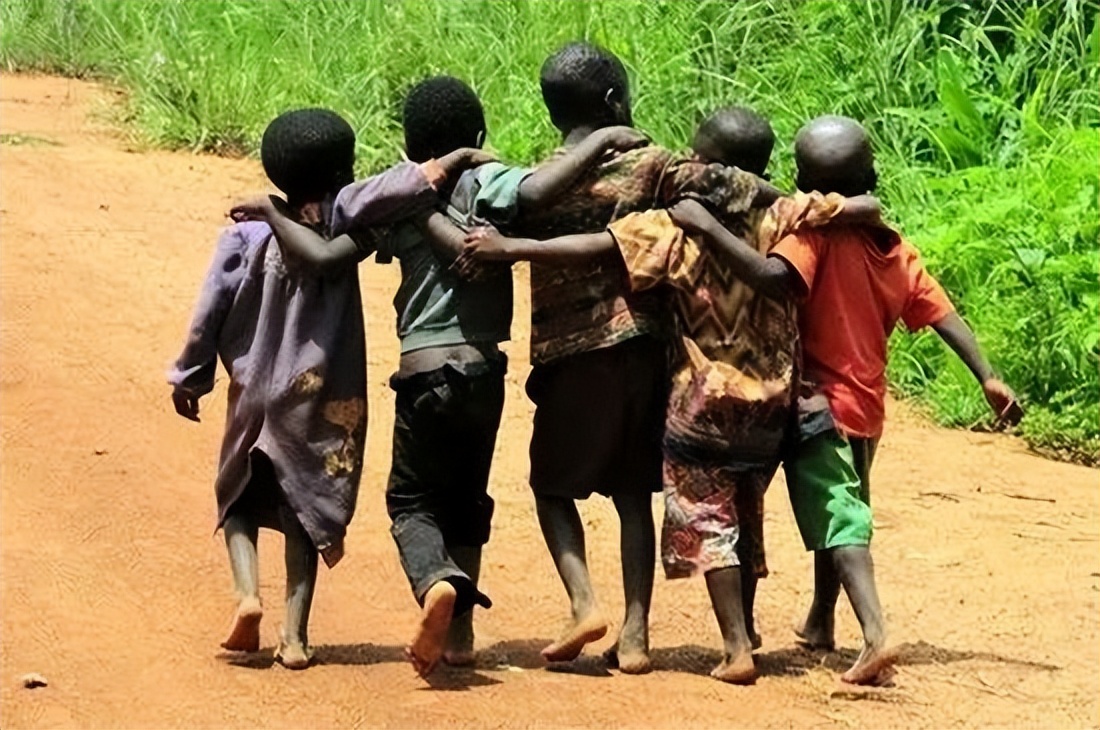 2016年，那个被白人美女喂水喝的2岁非洲小男孩，后来怎么样了？