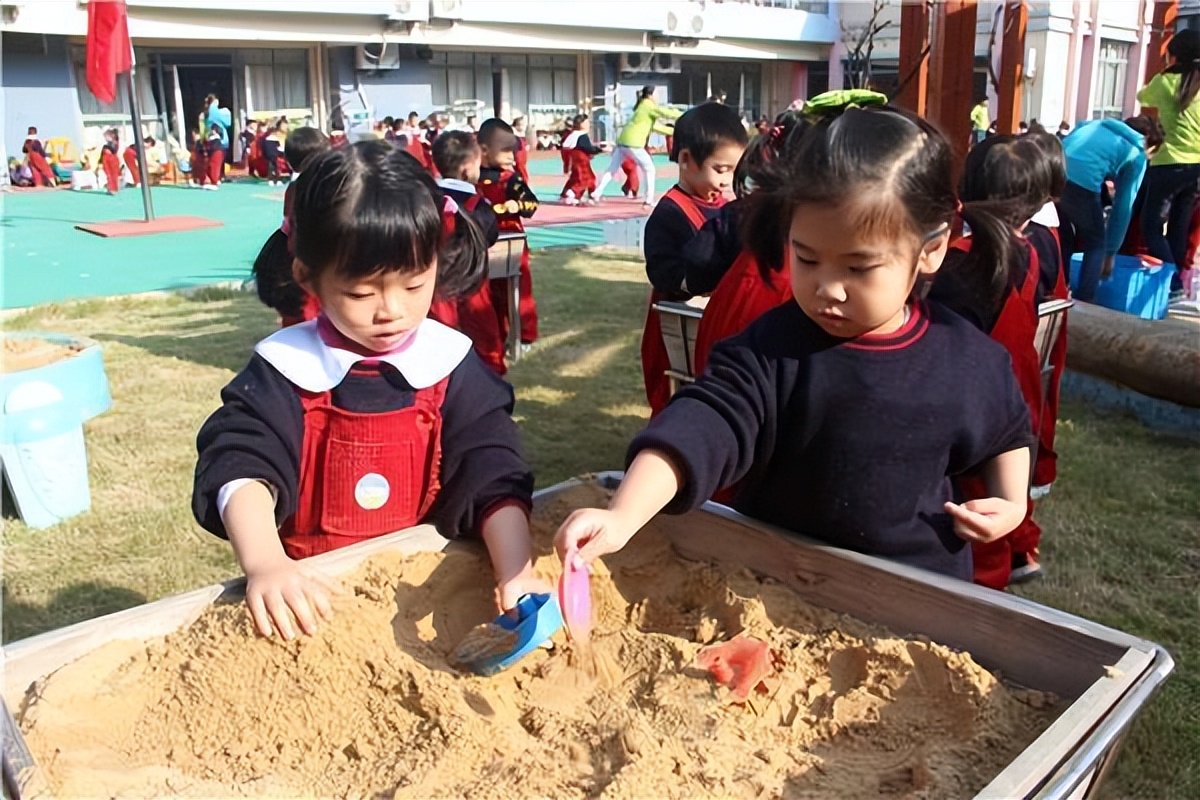 孩子不合群怎么和家长沟通,孩子在班里不合群该怎么引导