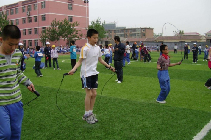 裤子掉了也不能输,一小学生跳绳竟把裤子跳掉,网友:还好有秋裤