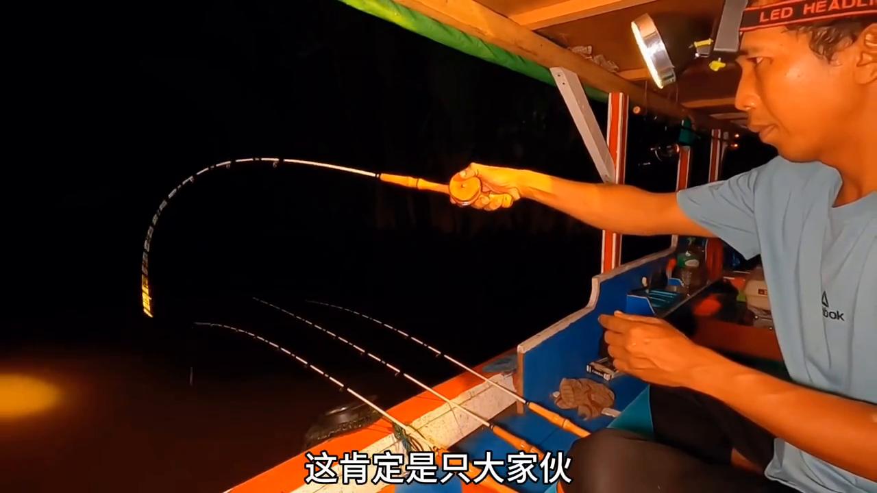 渔民钓百斤大鱼视频,渔民在河里钓沼泽蓝虾